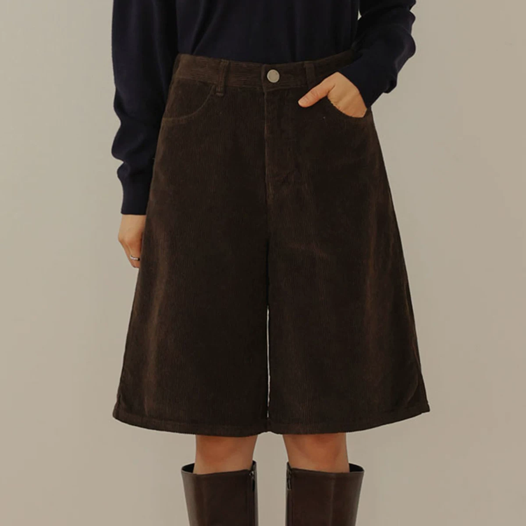 コーデュロイ ワイドハーフパンツ A1367 ブラウン 着用時の正面全体 パンツ以外は撮影用